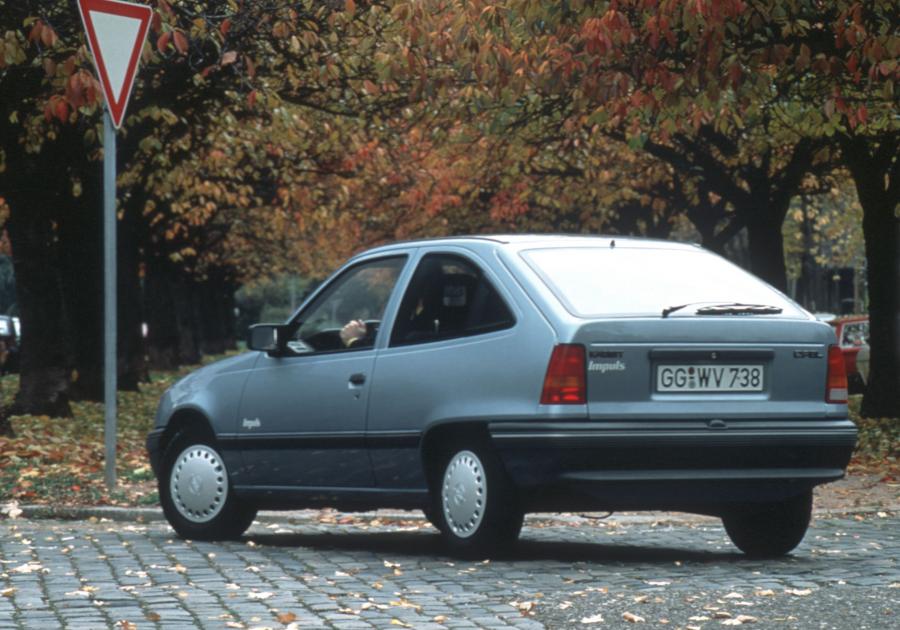  Opel Kadett E 1984 года  (фото 2 из 22)